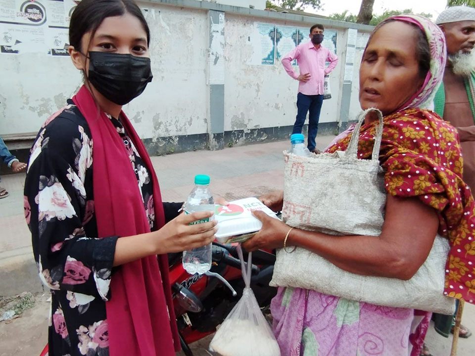 মাগুরায় হতদরিদ্রের মাঝে জেলা এনসিটিএফের ইফতার প্যাকেট বিতরণ